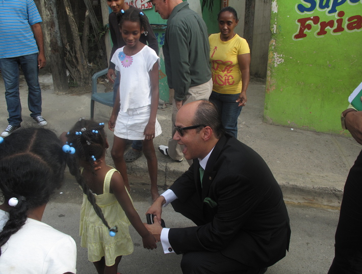 Compartiendo con los niños de Casa Vieja en caminata por Villa Mella